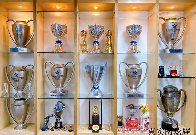 「faker」LOL：Faker终于放飞自己，基地拍照炫耀荣誉，一柜子奖杯令人眼红