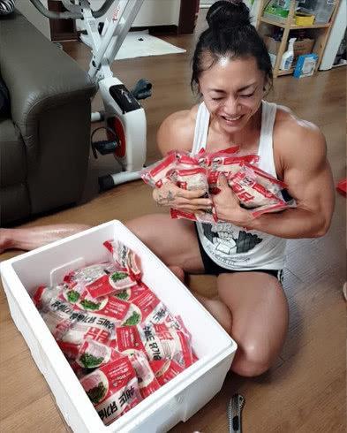 『健身』70公斤级“肌肉女”身材堪比施瓦辛格，没吃药，鸡胸肉都论公斤吃