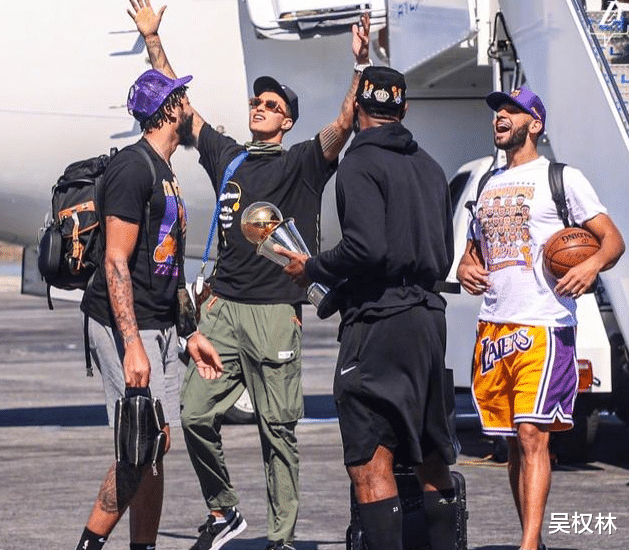 安东尼·戴维斯|回来了!湖人抵达洛城,浓眉做出留队承诺,老詹,让奖杯休息会吧