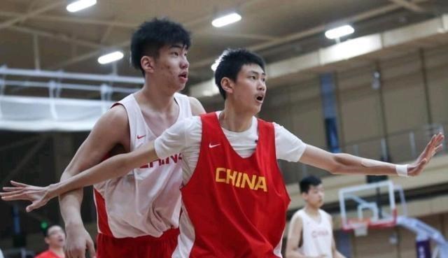 余嘉豪：中国男篮第一中锋出现！2米20内线崭露头角，32+16成姚明接班人！