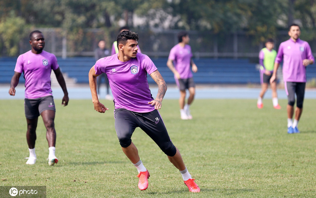 大连|天津泰达成首支抵达大连赛区球队 新援苏亚雷斯成焦点