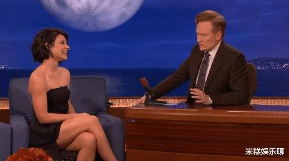 Angelababy▲国外综艺脱口秀，自首位女嘉宾走红“抬腿坐姿”后，竟成了“共识”？