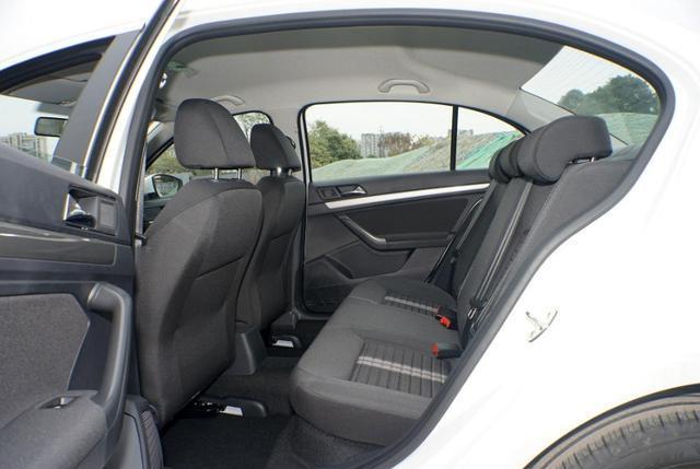 「大众朗逸」大众朗逸：我太难了，都降到7.5万了，你们还在买本田飞度