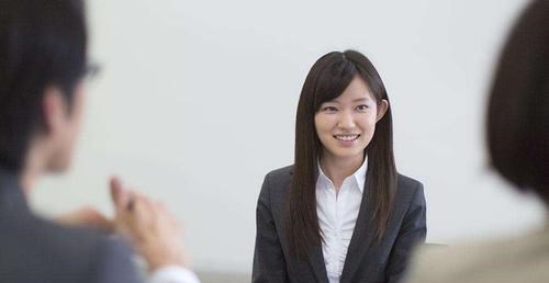 |面试官：“由”字加1笔，是什么字？小姑娘：有3个字。面试官傻了