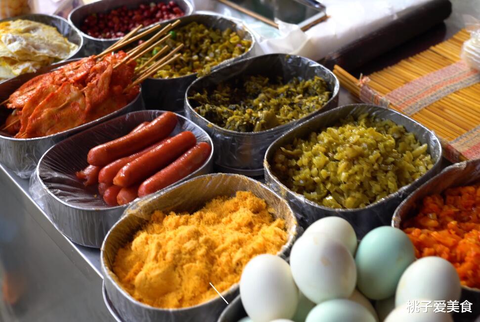 饭团@80后中年大姐卖特色早餐，客人们希望一天吃两顿，大姐：忙不过来