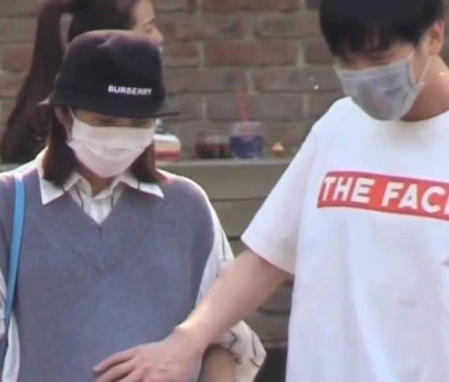 「张若昀」唐艺昕生了！张若昀医院接其回家是粉色小推车，你们把性别猜错了