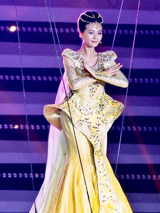 杨幂|同一批85小花都当金鹰女神，为何杨幂选不上？这一点原因，太扎心