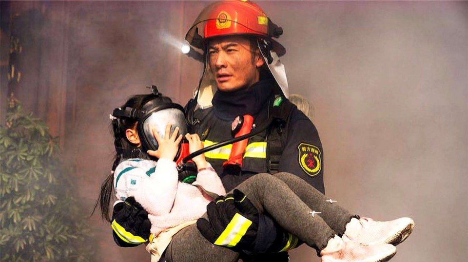 黄晓明|结婚时请了半个娱乐圈，落魄时却只有俩人力挺，今终于翻身获影帝