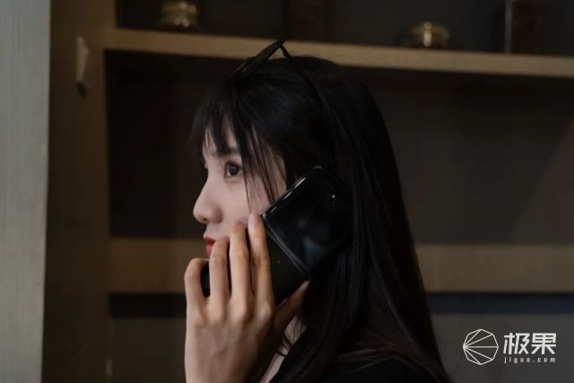 5G|无折痕折叠屏手机来了！摩托罗拉Razr 5G上手体验，真爽