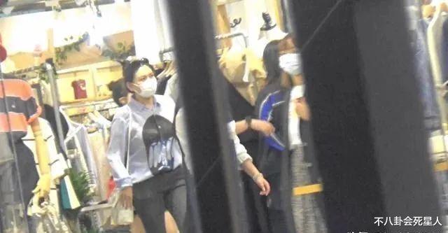 邱淑贞@52岁邱淑贞还在奔波，富豪丈夫亏损7亿，带女儿到店铺招揽生意