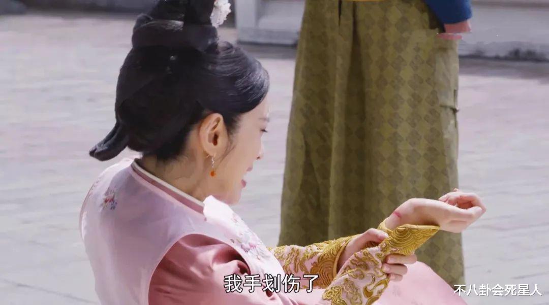 鹿鼎记|新《鹿鼎记》剧组太穷酸？划伤没血口红画，皇宫破烂龙袍线头乱飞
