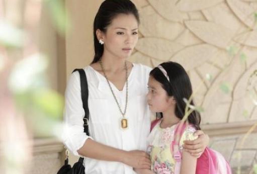 刘涛|深夜哭诉失眠, 扛起丈夫巨债的刘涛, 却遭王珂自曝两人是\工具关系\