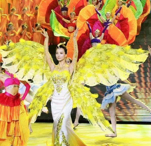 金鹰女神|金鹰女神颜值比拼，无论是赵丽颖还是热巴，颜值都输给了第一届