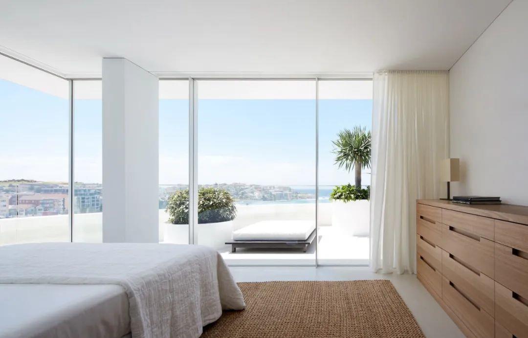 |土豪砸下2个亿，打造5500㎡别墅，前有庭院，后有海景，太美了