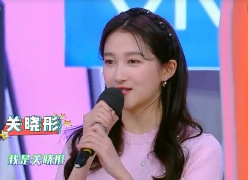 【王子文】172关晓彤撞上162王子文，看到两人腿型时，腿长真的占优势