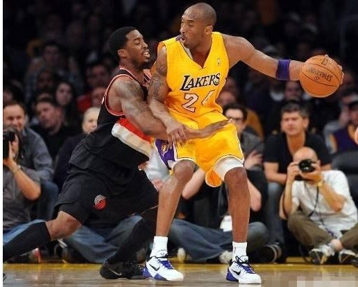 科比·布莱恩特：科比一个后卫为啥如此的钟情于背打？