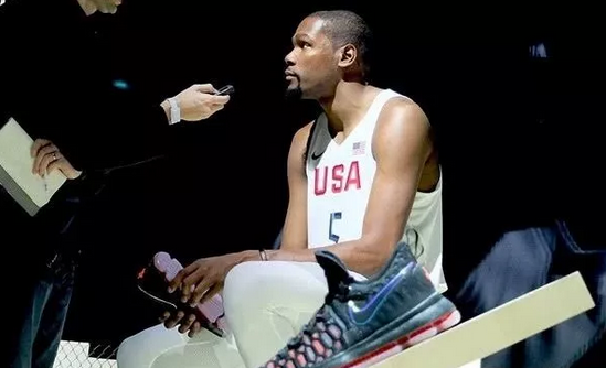 耐克:被耐克侮辱后他打出身价,现在任性无比,打一场比赛就扔一双鞋!