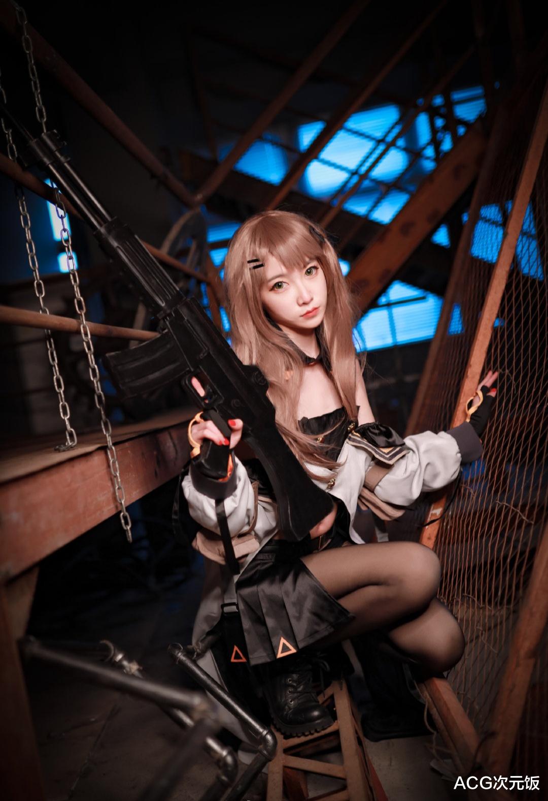 步枪▲少女前线K2 COS，黑袜一字肩娇俏可人，手臂太纤细拿不动步枪啦