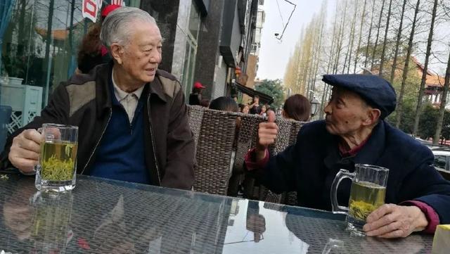 长寿|老人过于长寿会“克”子孙？答案很现实，子女要心中有数