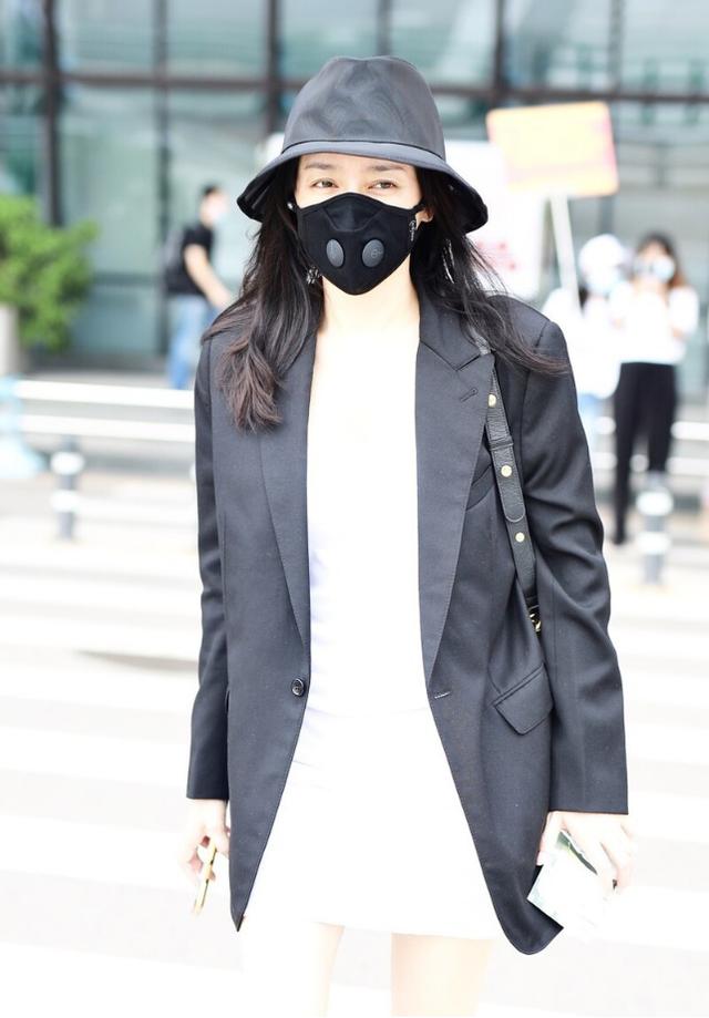 秦岚|秦岚穿正装没严肃感，裹身裙加“老爹鞋”，配顶渔夫帽更显随性