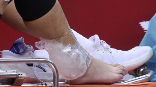 邹雨宸|报销1064天,复出就这样倒下!这样的低级失误,CBA还要犯几次!