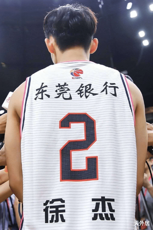 北京男篮|史诗级大战！北京5主力3人6犯离场，杜锋怒喷裁判后，小将定乾坤