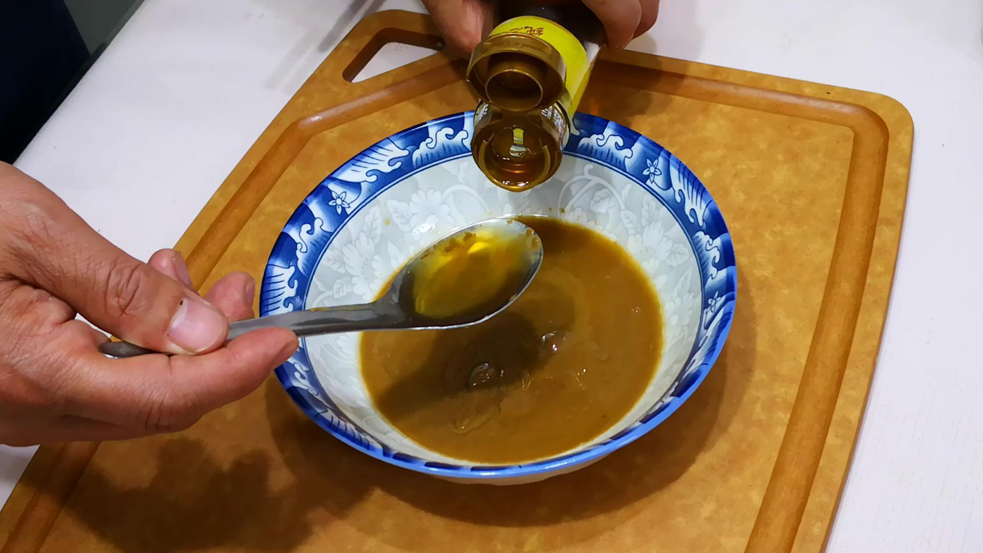 []调芝麻酱时，最忌直接加清水！大厨教你正确做法，口感细腻又爽滑