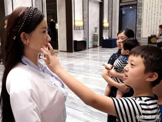 「机器人」女性机器人明明是“玩具”,为啥如此爆火?无非是有着这3点优势