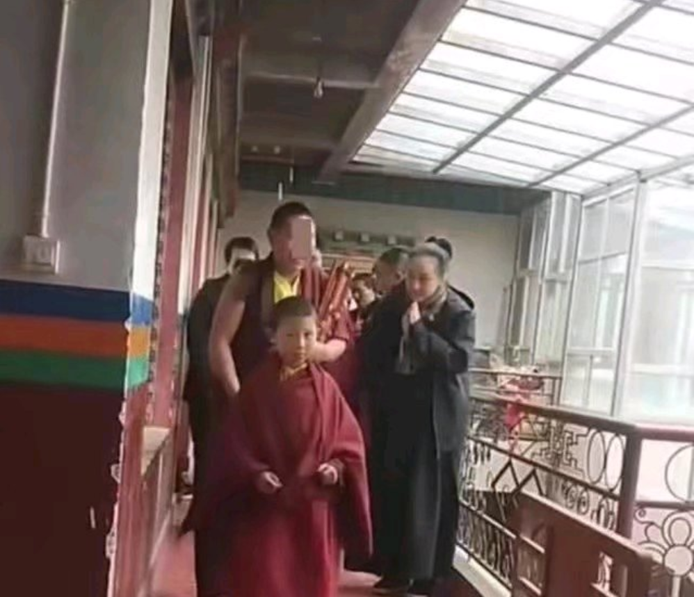 李连杰|31岁退圈做房地产，欠下巨额债务要李连杰还，今57岁穿僧衣入佛门