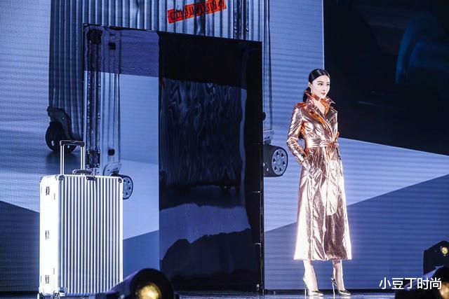 穿衣搭配|范冰冰又高调“作妖”，穿金色亮面大衣配低马尾，气场强大A爆