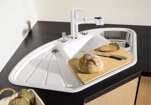 |厨房灶台水槽放拐角？鸡肋空间巧利用，台面多出放菜区 ，真棒！