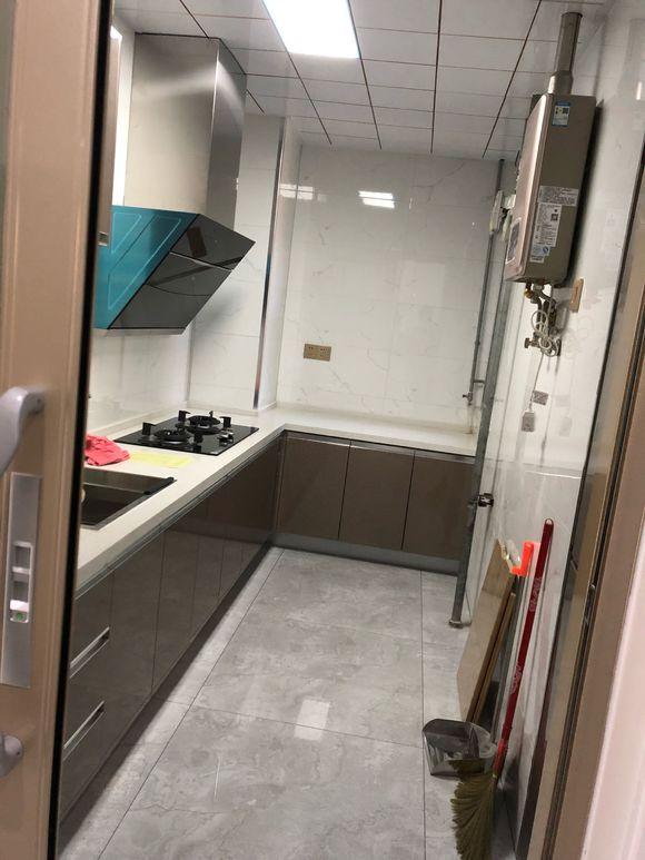 新房基本毕业了，花了20万，未入住，摆了好多的绿植来去味道