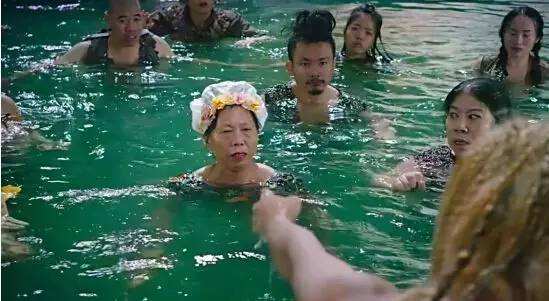 『张美娥』她原是个油漆工, 因长得丑被周星驰发掘, 61岁成为“星女郎”!