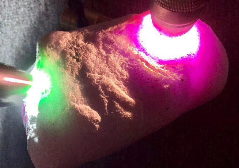 银元@女子瑞丽探亲，高价拿下一块行家不看好的石头，切开后六亲不认！