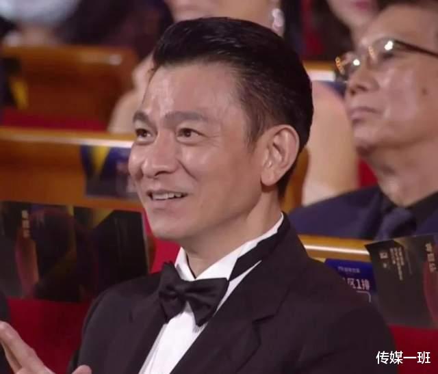 周冬雨|金鸡奖颁奖晚会搞笑瞬间，影后周冬雨自黑：我小黄鸭也变成了金鸡