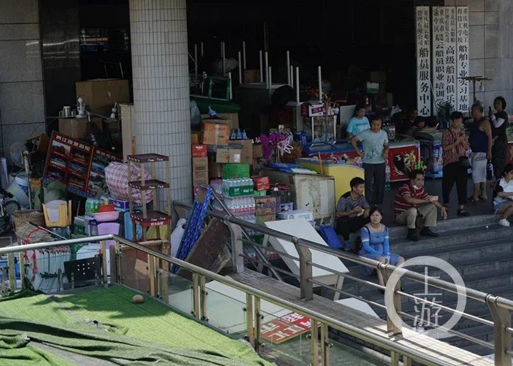 重庆晚报|直击洪峰过境，重庆朝天门码头被淹没