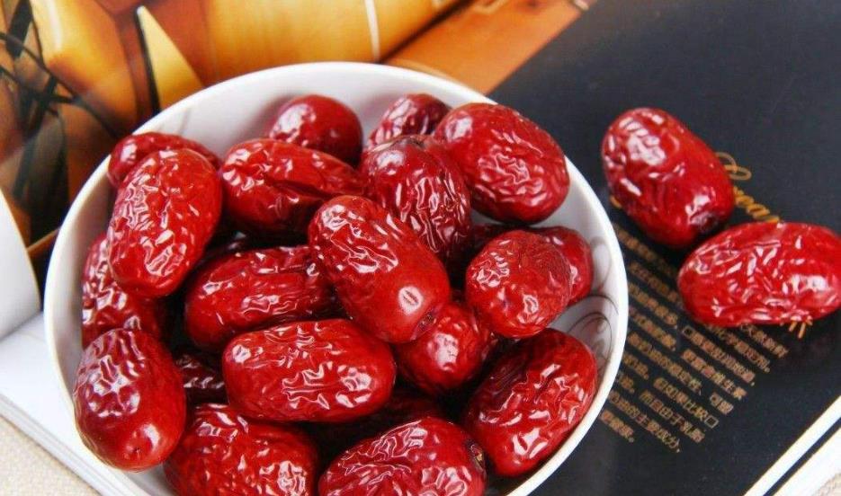 「脾胃」早上空腹吃一把红枣，坚持半月，或许4个好处不请自来
