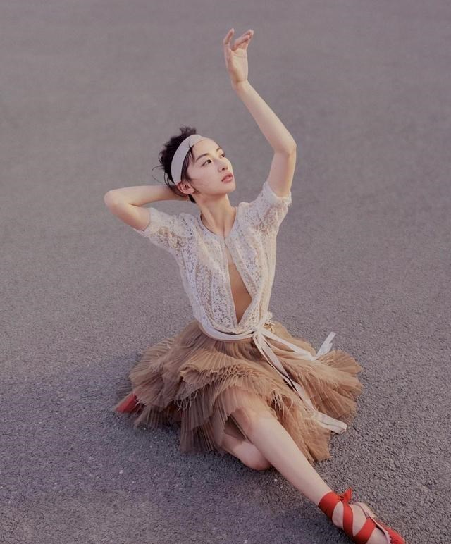 央视|出门6个贴身助理30个保镖,被央视批评后,她仍是“屡教不改”