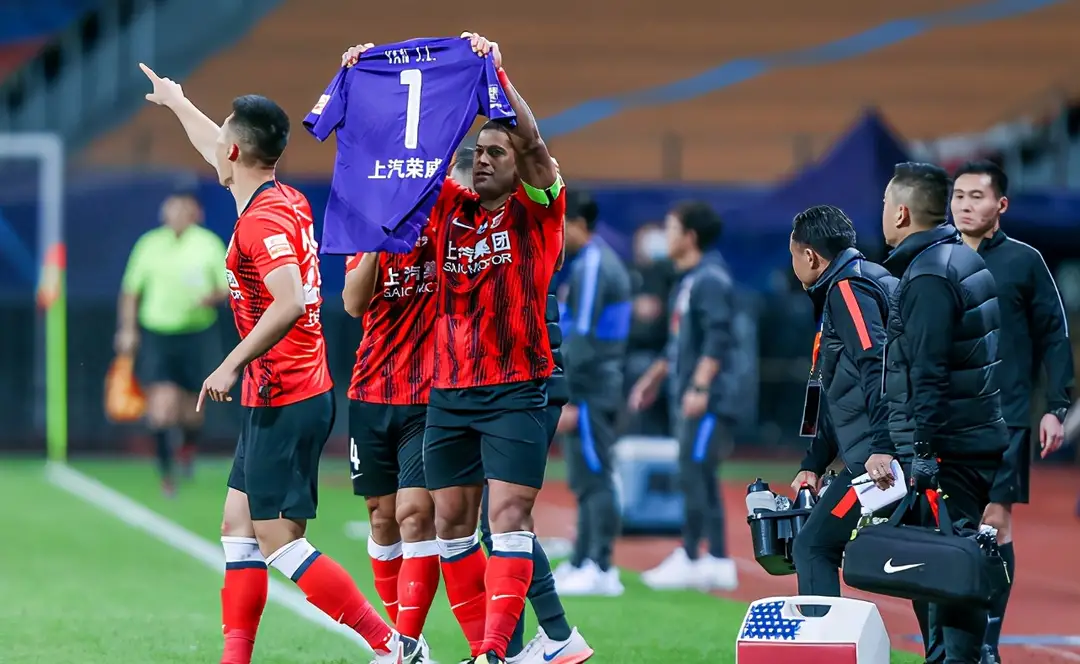 尤文图斯|上港点球获胜后，全队冲入球场狂欢，唯独一人坐在替补席沉思！