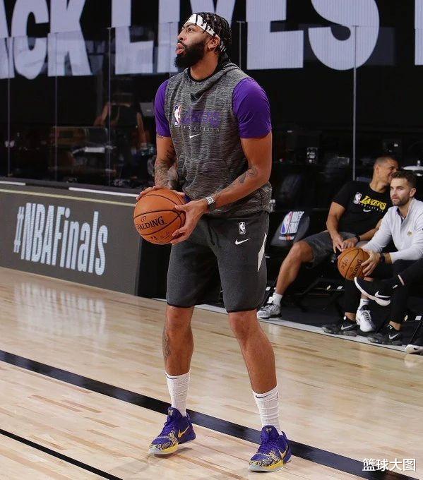 勒布朗·詹姆斯|怒扔护臂！詹姆斯提前离场！40+13+11真JB硬啊