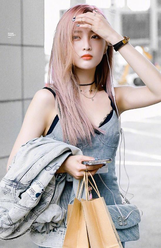 吴宣仪■又美又酷！吴宣仪穿吊带裙走机场，新染的粉色头发真抢眼