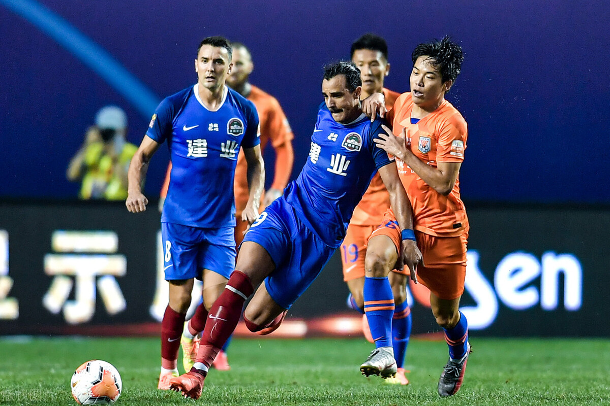 山东鲁能|鲁能比赛又现争议!VAR录像回放牛头不对马嘴,解说:裁判老眼昏花