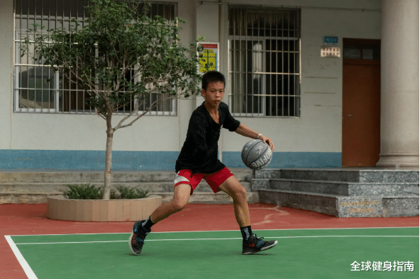 『斯蒂芬·库里』这个刷爆朋友圈的独臂篮球少年，不只是令库里震惊这么简单......