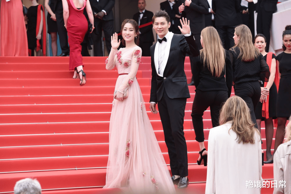 娱乐圈|“蹭红毯”被发觉的4位女星，每个都无比尴尬，这是谁给你们的勇气？