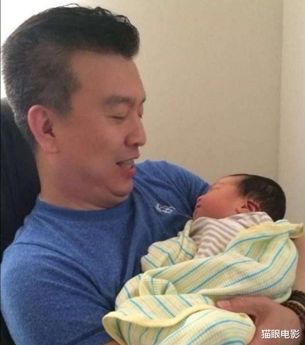 [张泽群]55岁央视主持人张泽群官宣当爸，从未传出结婚消息，孩子母亲成谜