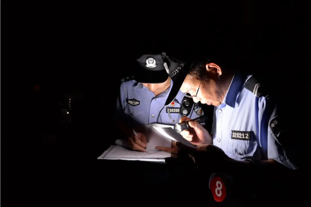 平安徐州|徐州500余名警力集聚贾汪广场小区“梳网清格”集中清查