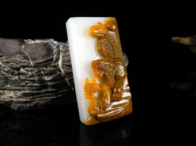 玉雕■因材施艺，巧夺天工的俏色巧雕，到底美在哪里？