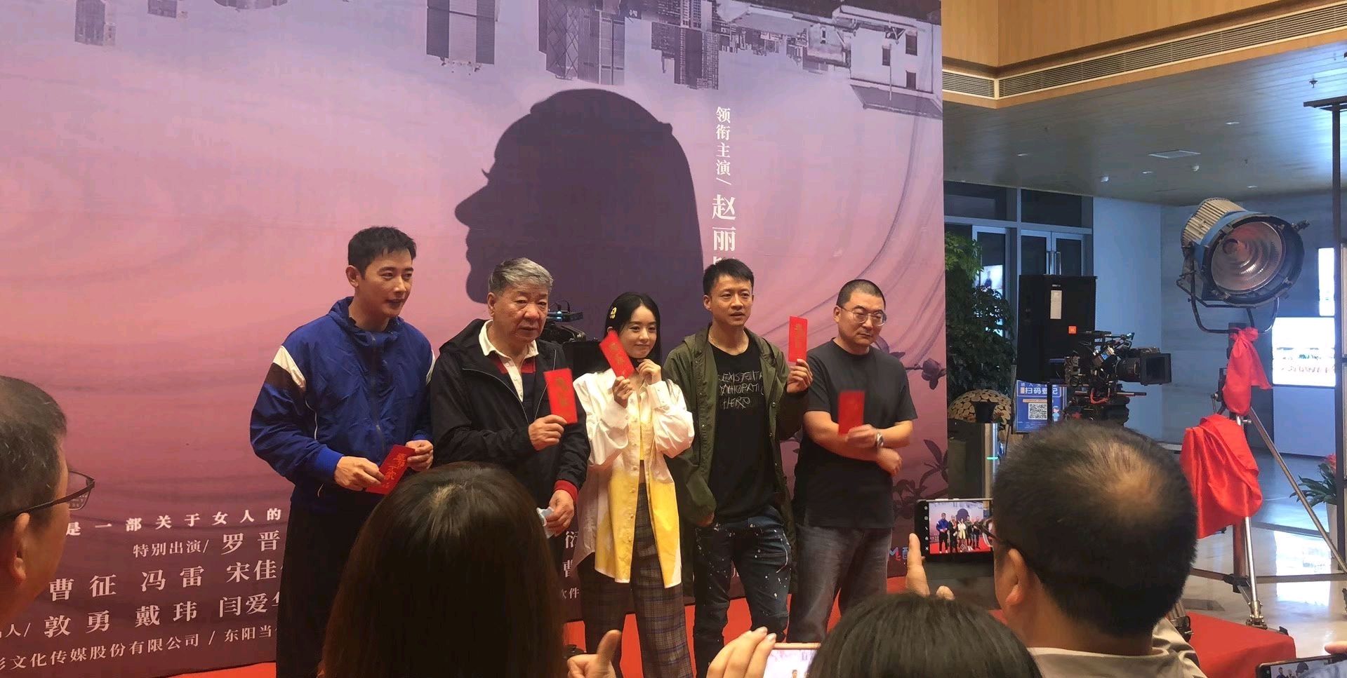 赵丽颖|赵丽颖新剧开机，离开十级精修后，现场生图下的皮肤状态让人失望