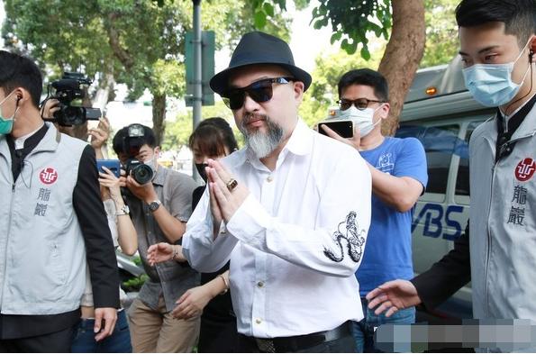 刘真:刘真设灵第三天,她的好朋友来了:林熙蕾、曾馨莹手牵手步入灵堂