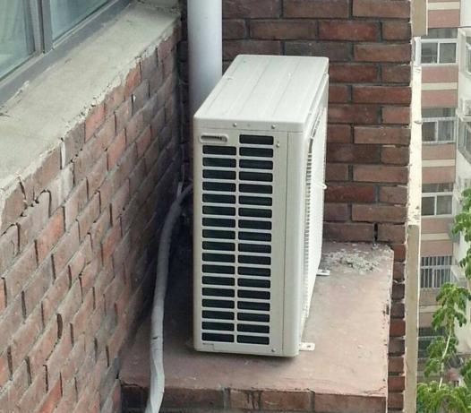 空调外机这样安装,既不专业也不安全,装错切记要让工人重装